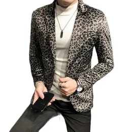 メンズスーツブレザー2022ファッションブティックVelveteen Leopardプリントカジュアルブレザー男性スリムドレスステージスーツジャケット