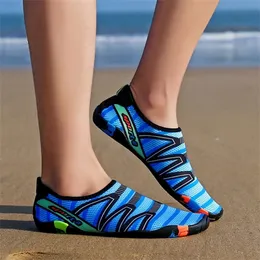 2020 Män Kvinna Strand Sommar Utomhus Wading Skor Simning Slipper på Surf Quick-Torka Skin Sock Striped Water Y0714