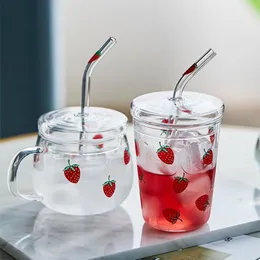 Muggar Söt jordgubbe glas med halmbeständighet Hög temperatur Frukost Vattenkopp Kawaii Kaffe Mjölk Juice Cups Presenter