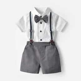 TEM DOOMER 2021夏の新しいファッション男の子服セット幼児紳士セットボウタイ半袖シャツ+サスペンダーショーツ子供布X0802