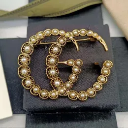 Prosty projektant marki podwójne broszki z literami geometryczny brązowy sweter garnitur kołnierz przypinka broszka moda mężczyzna kobiet kryształ Rhinestone perła broszka biżuteria ślubna