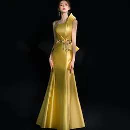 2023 Elegantes Meerjungfrau-Abschlussballkleid mit goldenen Pailletten, ein Schulterausschnitt, seitlicher Schlitz, Abendkleider, Satin, Sweep-Zug für besondere Anlässe, Form296O