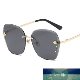 Óculos de sol femininos Marca Designer Óculos de metal quadrado Acessórios Honey Bee Lentes de cores gradientes Driving UV400 Preço de fábrica design especializado Qualidade Estilo mais recente