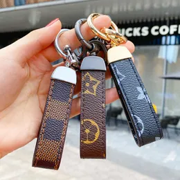 Fashion Pu Leather Keychain Designer Key Chain Buckle Lovers Car Handgjorda nyckelringar män Kvinnor väska pendelltillbehör