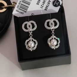 Kvinnor Hängande Örhängen Designer Silver Pearl Diamant Örhängen Lyx Fashion Party Smycken Gift Bouker D'Oreilles Dames D2110075HL