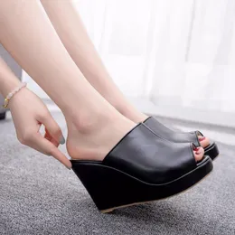 Sommar nya tofflor kvinnliga peep toe plattform kilar sandaler mode höga klackar strand glidor för kvinnor skor svart vit EU 34-41
