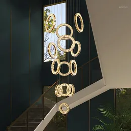 الثريات الفاخرة الثريا الكريستالية لدرج الذهب/الفضة ديكور المنزل الإضاءة الإضاءة الخواتم الإبداعية الطويلة غرفة الطعام LED مصباح المطبخ