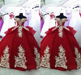 Złota aplikacja kwiatowa Quinceanera Dress Off the Ramię Suknie Urodziny Urodziny Dla Dziewczyn Czerwone Warstwy Sweet 16 Sukienka Tulle Formalna Tanie