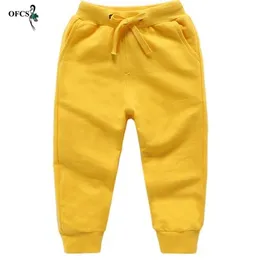 Retail Ciepłe aksamitne spodnie Solidni chłopcy Dziewczyny Casual Sport Jogging Enfant Garcon Dzieci Dzieci Spodnie dla 2-10 Yeas 211103