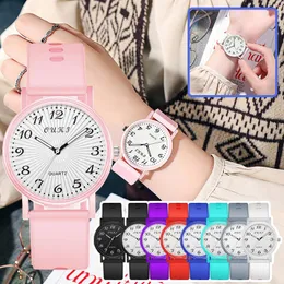 Нарученные часы Простые и стильные силиконовые часы Студент Quartz S Imple Digital Ins Wind Ladies Luxury Top Fashion подарок
