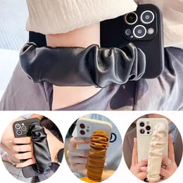 Luksusowy Moda PU Skórzana Ręka Grip Pasek Wrist Chain Przypadki Telefon dla iPhone 13 12 11 Pro Max 8 7 plus SE2 Kobieta Dziewczyny Soft TPU Slim Ochronna Pokrywa