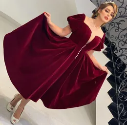 2021 Abiti da sera vintage bordeaux maniche corte Lunghezza tè Una linea Velluto Illusion Bottoni Custom Made Plus Size Abiti da ballo di fine anno