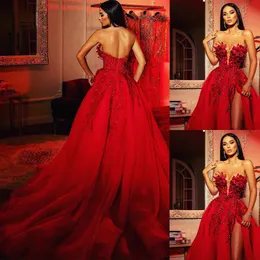 2021 Split Evening Klänningar Med Tåg Röd Pärlor En Linje Appliqued Prom Gowns Lace Luxury Party Dress Robes de Soirée