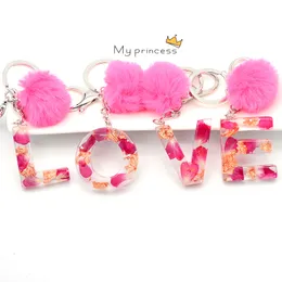 Rosa Pompom Letter Keychain Torkad blomma Engelska Ord nyckelring A-Z Handväska Charm Pendant Ornament Key Ring Holder Smycken Gåvor