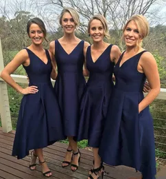 2021 Billiga Navy Blue V Neck Brudtärna Klänningar Vintage Te-längd Formell Prom Kväll Gown Eleagnt Maint of Honor Wdding Gästklänningar