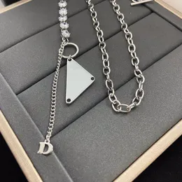 Silver Halsband Lyxdesigner Smycken Fashion Brev 2 Färger Hängsmycken Neckwear Mens Womens Geometri Halsband Festkläder Ornament