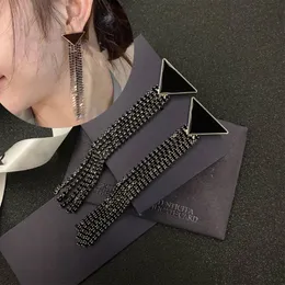 스터드 여성 패션 브랜드 블랙 스터드 귀걸이 삼각형 긴 술 체인 다일 링 드롭 귀 스터드는 우표 고급 디자이너 보석 선물 2024를위한 스탬프 이어 드롭 귀걸이가 있습니다.