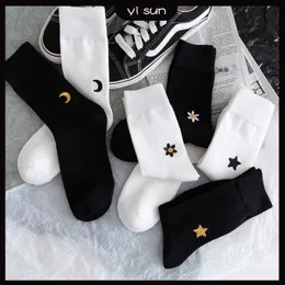 2021 New Cotton ricamo Moon Star calzini unisex personalità harajuku nero bianco coppie skate maglia calzini moda casual X0710