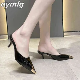 Sapatos de vestido Baotou Halt Arrasto Mulheres High-Heeled Stiletto Metal Apontado Chinelos Primavera Novos Sapatos Sandálias Mulheres 220303