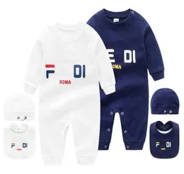 2021 Spädbarn 3 ST Set Hatt Haklapp Jumpsuit Barn Designerbyxor Flickor Pojkar Märke Brev Nyfödd Babykläder Småbarn