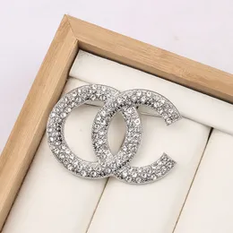 Luksusowe kobiety projektant marki list broszki 18K pozłacane wkładka kryształ Rhinestone biżuteria broszka urok perła Pin poślubić wesele Ladys sweter akcesoria