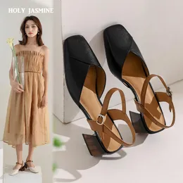 2021 Весна и лето Новая корейская версия дикой моды коренастые туфли с ветряными туфлями Женская вечеринка сандалии бао