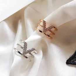 Modne pierścienie w kształcie litery V dla kobiet Klasyczny otwarty pierścień Regulowana nowa biżuteria