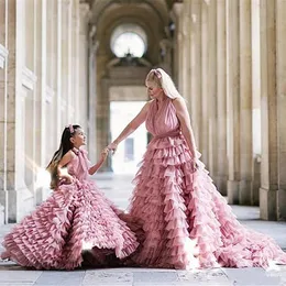 2021 Mor och dotter blomma tjejer klänningar för bröllop halter tulle tiered ruffles boll klänning dragkedja tillbaka födelsedag barn flicka page vowns sopa tåg