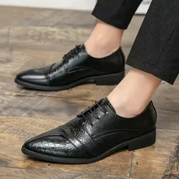 2022 Designer gentleman pekade mönster patent läder skor för mens bröllopsklänning prom homecoming oxford sapatos tenis masculino