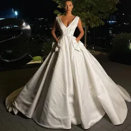 Barato Novo Elegante Novo Elegante Vestidos De Noiva De Noiva De Pérolas De Pérolas De Vara De Varredura De Cetim Backless Bolsos Vestidos Noiva Vestido De Noiva