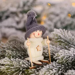 Julgranar prydnad hängsmycke mini docka juldekoration figure trä skidåkning leksak santa snögubbe docka xmas hotell dekoration xvt1160