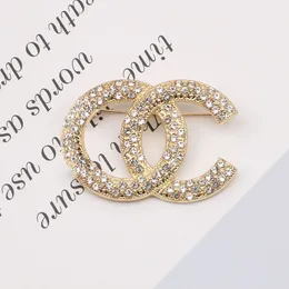 Broches de broches de moda de 18K Marca de designer feminino Double Letter Broroche Luxury Geom￩trico Incluste Crystal Rhinestone Sweater Suater Collar Pin Presente de Natal