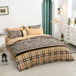 Luxury Leopard Lattice Print Hem Sängkläder Satser Duvet Cover Sängkläder PillowCase Flat Sheet King Queen Full Twin 4PCS 210706