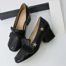 Spring Designer Sukienka Buty Klasyczne Tassel 4.5 cm Grube Obcasy Cowskin Leather Bee Stars Pompy Designer Lady Party But