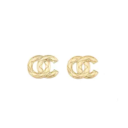 Простые позолоченные 18-каратного золота брендовые дизайнерские серьги-гвоздики с буквами, геометрические женские серьги со стразами и жемчугом, вечерние модные ювелирные аксессуары, подарки