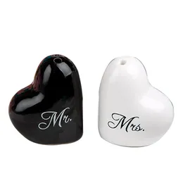 2021 Festligt hjärtformat bröllop favoriserar gåvor Hjärtformad "Mr. Ms." Salt Pepper Shaker 2pcs = 1set