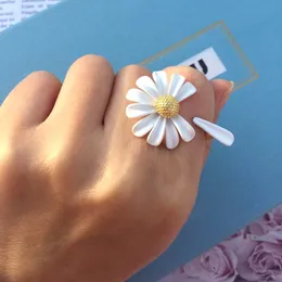 Etrendy New Daisy Flower Rings For Women Boho Fashion Jewelry Simple White Adjustable Ring Open Design