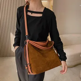 ショルダーバッグ・ポシェット SUEDE CROSSBODY BAG ARKET] Curved suede bag ☆送料込☆ (ARKET/ショルダーバッグ