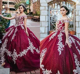 Bling Tulle Burgundia Quinceanera Suknie Ball Suknie 2022 Złote Aplikacje Kwiatowe Princess Puffy Prom Sweet 16 Girls Dress