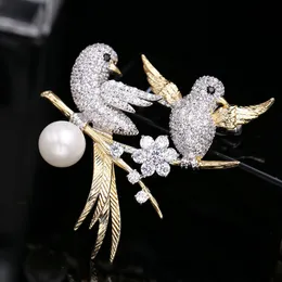 Xuye Fashion Wedding Party Pearl Brooches Design Brand Jewelry Micro Pave Cubic Cyrkonia Romantyczne Lovebirds Corsage