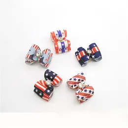 Hundkläder 50/100pcs Ankomst Amerikanska flaggan Färgglada hårbågar Gummiband Valp Independence Day Holiday Tillbehör