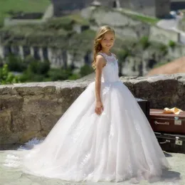 2022 Abiti da ragazza di fiore carini per matrimoni Gioiello Collo Illusione Applicazioni di pizzo Tulle Principessa Compleanno Bambini Ragazza Abiti da spettacolo Sweep Train Corsetto Indietro