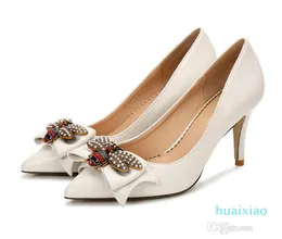 Роскошный дизайнер модный женские насосы насосы ленты Bowtie большие пчелы на высоком каблуке обувь невеста сексуальная заостренная свадебная обувь RRR152