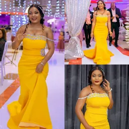 2021 afrikanska gula sjöjungfru brudtärna klänningar av axeln lång med kristall satin plus storlek piga av ära klänning skräddarsydda formella kvällsklänningar