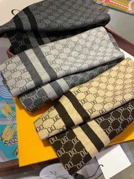 Lenço de seda de alta qualidade 4 lenços sazonais masculinos e femininos lenços de trevo de pescoço longo 3 cores disponíveis com caixa presente requintado