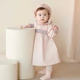 2ピースの赤ちゃん女の子スモッグドレス幼児スモッキング手作りフロック子供ブティックプリンセス服子供綿のスモックドレス+帽子210615