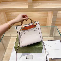 Mode Luxurys Designers Väskor Kvinnor Handväskor Purses Bambu 2021 Toppkvalitet Märke Äkta Läder Cowhide Ladies Brown Graciös koppling