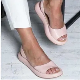 Kvinnor Flat Sommar Sandaler Kvinna Peep Toe Kvinna PU Fashion Summer Shoes 2021 Ny Bekväma Plus Storlek Skor Y0721