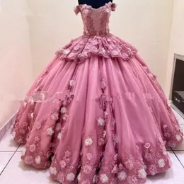 2021 Luksusowe Różowe Quinceanera Suknie Off Flower Flower Sweet 16 Urodziny Suknia Prezes Pearls Puffy Spódnica Sweep Pociąg
