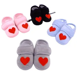 Pierwsi walkers Born Baby Socks Shoes Toddler Love Heart Plush Cotton Comfort Miękkie antypoślizgowe Ciepłe ściąga